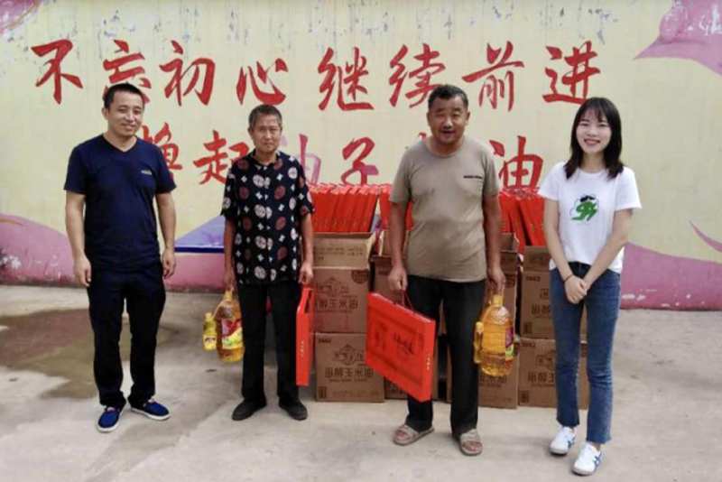 九月份支部黨員活動(dòng)日 ——赴金安區(qū)桂灘村慰問(wèn)29名五保戶